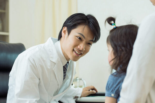 発達障害かも…でも、医師が「しばらく様子を見ましょう」というのはなぜ？ 驚くべき真相