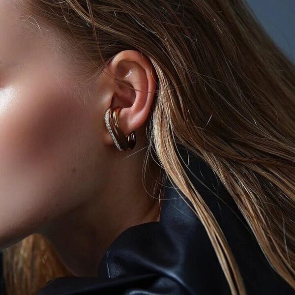 程よいボリューム感で小顔効果バツグン！ カッコいいママのオーラを引き出す耳元のジュエリー