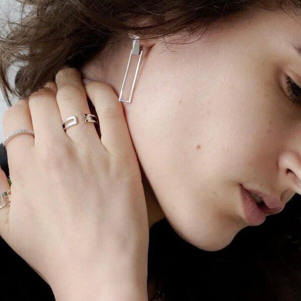 程よいボリューム感で小顔効果バツグン！ カッコいいママのオーラを引き出す耳元のジュエリー