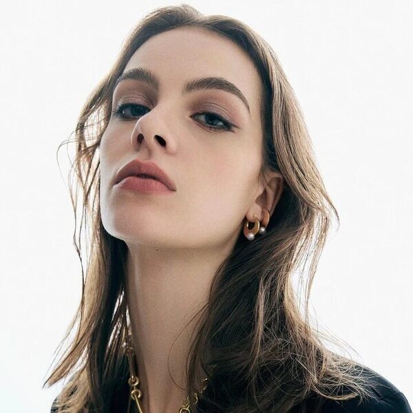 程よいボリューム感で小顔効果バツグン！ カッコいいママのオーラを引き出す耳元のジュエリー