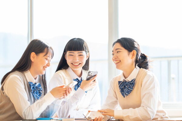 娘を私立中に進学させた親が陥った罠。制服沼から誕プレまで「気が遠くなりそう」【私立進学とお金のリアル】