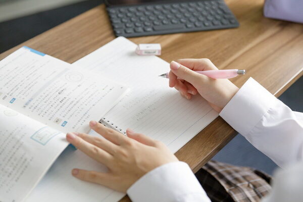 娘を私立中に進学させた親が陥った罠。制服沼から誕プレまで「気が遠くなりそう」【私立進学とお金のリアル】