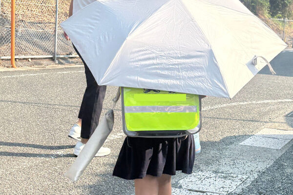 【新習慣】小学生も日傘で猛暑対策！ ランドセルサイズの晴雨兼用折りたたみ日傘が人気