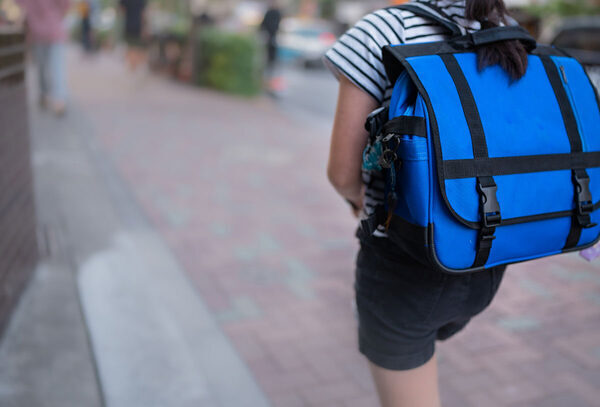 通学路での被災も…大地震発生時「家・路上・街」にいる子が“自分で命を守る”には？ 家族再会のためにできること