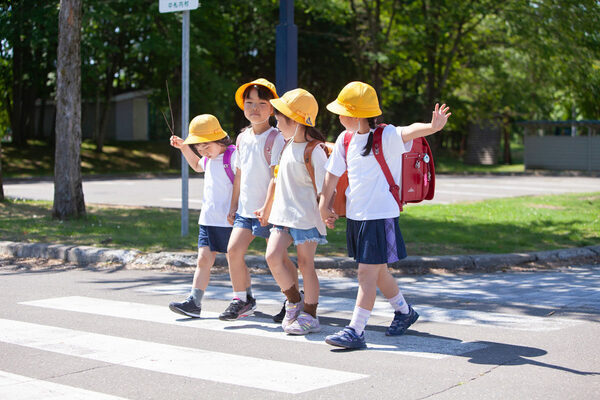 通学路での被災も…大地震発生時「家・路上・街」にいる子が“自分で命を守る”には？ 家族再会のためにできること