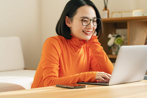 「ノートパソコン」と呼ぶのは日本だけ？海外で持ち運びに便利なパソコンの呼び名は全然違った