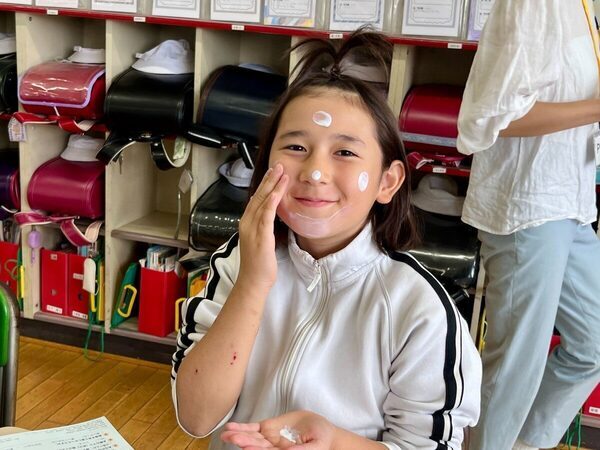 肌って紫外線でこんなに黒くなっちゃうの!? 資生堂のアネッサが小学校で「日焼け予防授業」を開催
