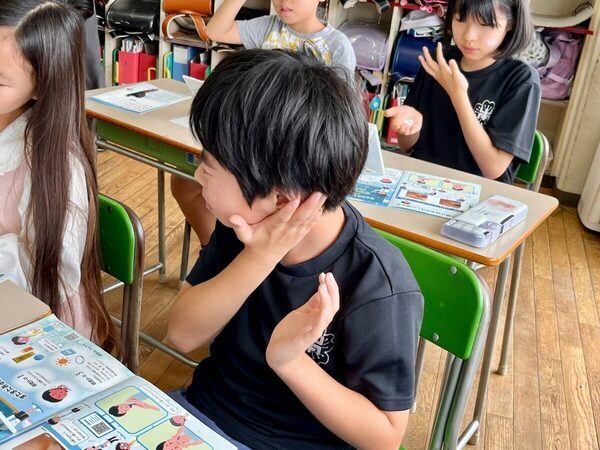 肌って紫外線でこんなに黒くなっちゃうの!? 資生堂のアネッサが小学校で「日焼け予防授業」を開催