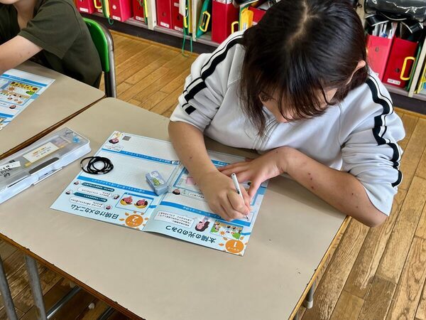 肌って紫外線でこんなに黒くなっちゃうの!? 資生堂のアネッサが小学校で「日焼け予防授業」を開催