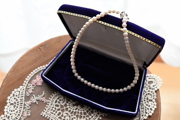 子どもの晴れ舞台にお母さんは出席できないけれど……結婚相手の両親に初めて会う日、母から譲り受けた特別なパールネックレスに宿る想い