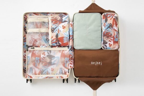 【ママ目線で開発】子連れ旅に特化したスーツケースにキャビンサイズが登場！夏の旅行がもっと便利に快適に♪