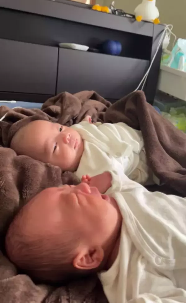 「赤ちゃんってこんな冷めた目できるの…？」双子の片割れが泣いても微動だにしない無の境地な顔が最高!!!