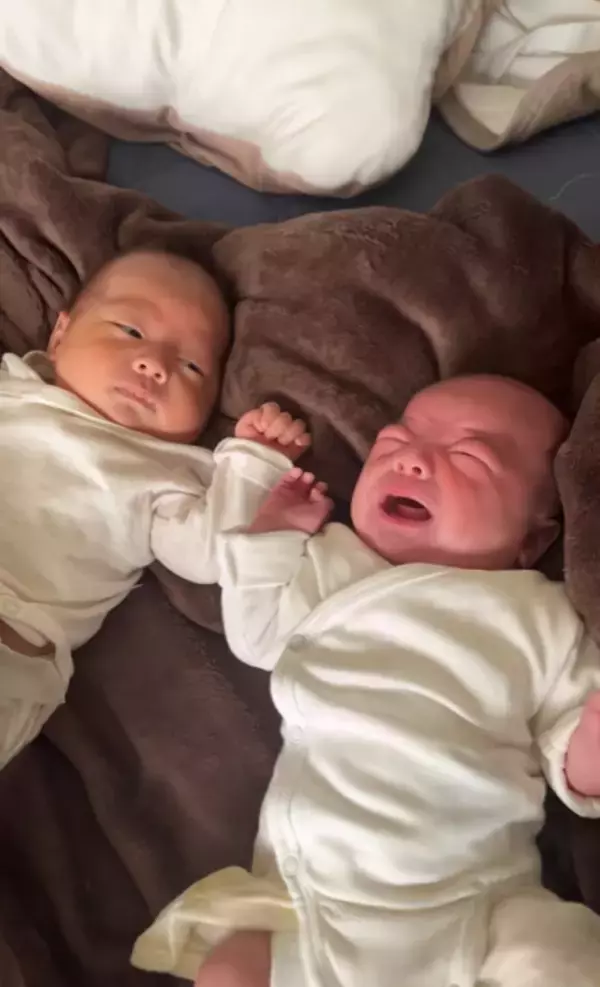 「赤ちゃんってこんな冷めた目できるの…？」双子の片割れが泣いても微動だにしない無の境地な顔が最高!!!