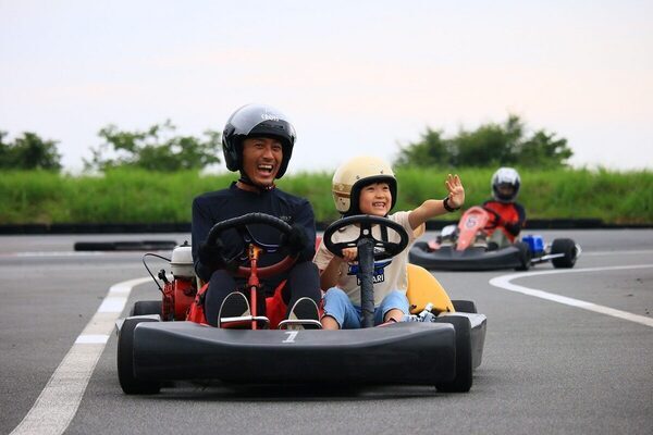 車好きキッズ必見♪富士スピードウェイでサーキットを大満喫！ 自由研究にできる体験パックも登場