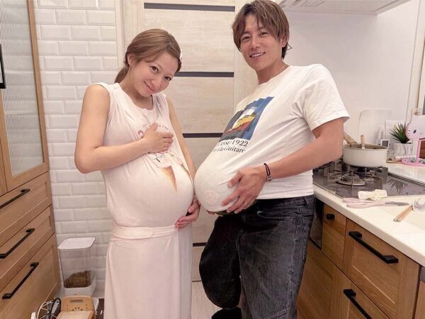 辻希美さん「我が家の次女かなり力強めです」第五子出産目前、臨月のお腹を公開！「何か感じてるのかなぁ」寄り添う愛犬