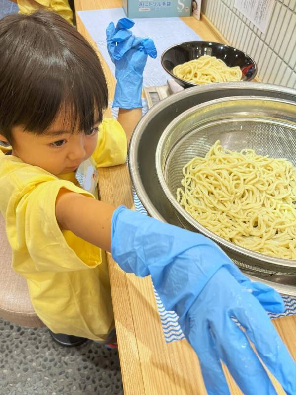 【豪華お土産も】三田製麺所で「ちびっこ店員」に変身！ 店舗で超本格的なスタッフ体験＆まかないを楽しんできたレポ