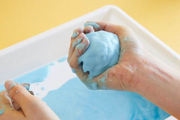 子どもの非認知能力が"スライム"で育つ!? AI時代、本当に頭の良い子を育てる「五感のあそび」が100均で！