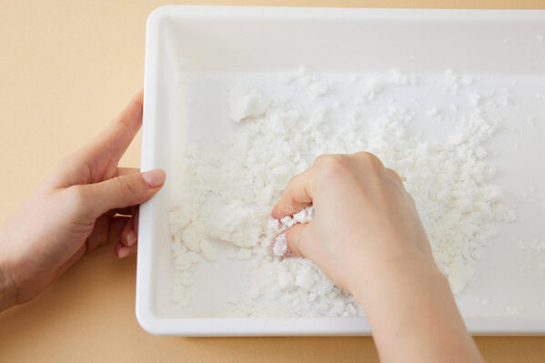 子どもの非認知能力が"スライム"で育つ!? AI時代、本当に頭の良い子を育てる「五感のあそび」が100均で！