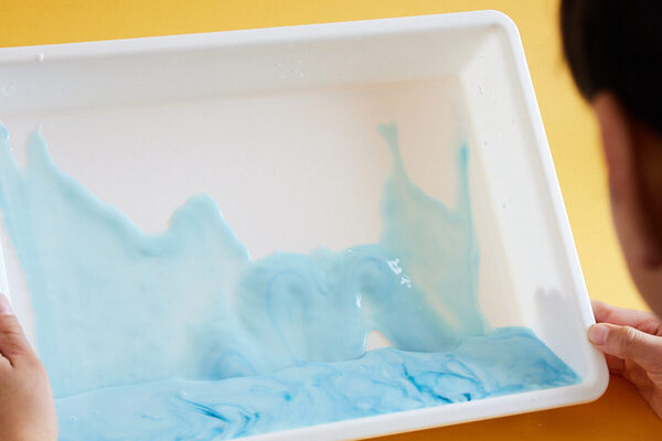 子どもの非認知能力が"スライム"で育つ!? AI時代、本当に頭の良い子を育てる「五感のあそび」が100均で！