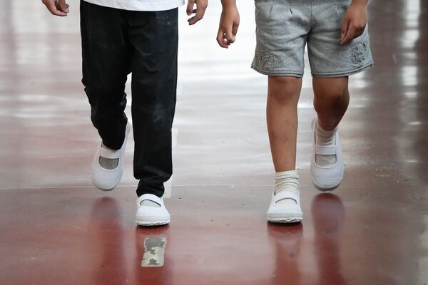 いざというときの備えに。“防災”視点の話題の“そなえる上履き”登場！スニーカーの快適さ×防災機能、Makuakeで先行販売中