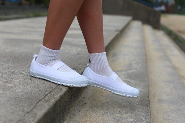 いざというときの備えに。“防災”視点の話題の“そなえる上履き”登場！スニーカーの快適さ×防災機能、Makuakeで先行販売中