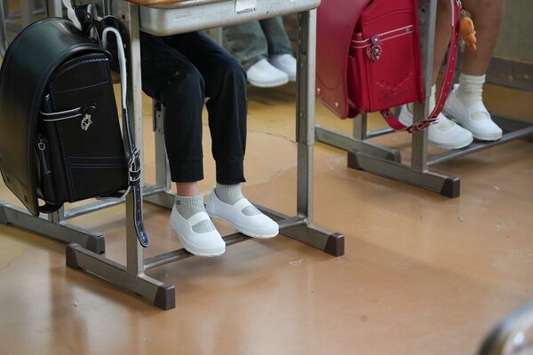 いざというときの備えに。“防災”視点の話題の“そなえる上履き”登場！スニーカーの快適さ×防災機能、Makuakeで先行販売中