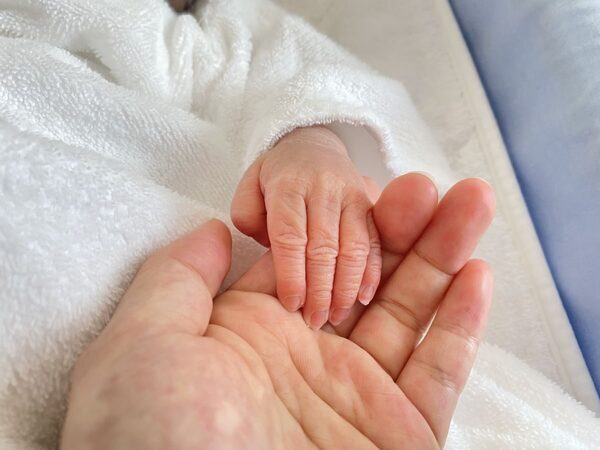 第一子の出産後、体力が回復せずつらい日々…病床で思い出した友達の言葉「子どもたちのお守りに」