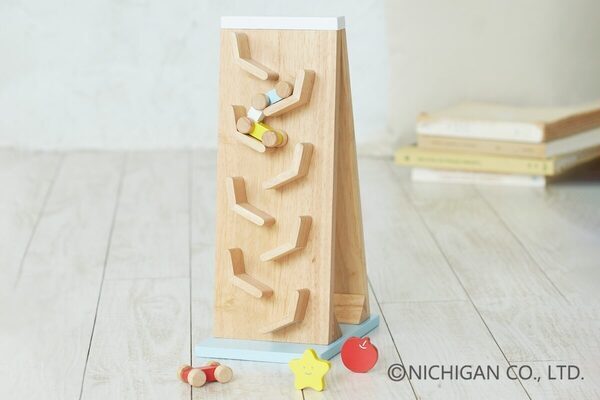 【リニューアルでさらに楽しく】子どもの好奇心と成長を応援する木のおもちゃ！五感を刺激する『ことことスロープⅡ』発売