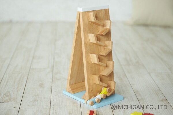 【リニューアルでさらに楽しく】子どもの好奇心と成長を応援する木のおもちゃ！五感を刺激する『ことことスロープⅡ』発売