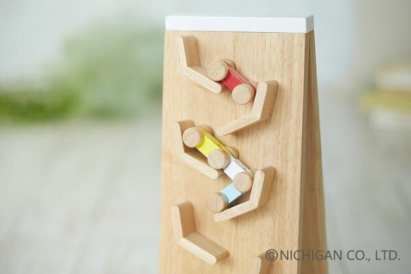 【リニューアルでさらに楽しく】子どもの好奇心と成長を応援する木のおもちゃ！五感を刺激する『ことことスロープⅡ』発売