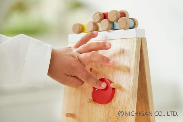 【リニューアルでさらに楽しく】子どもの好奇心と成長を応援する木のおもちゃ！五感を刺激する『ことことスロープⅡ』発売