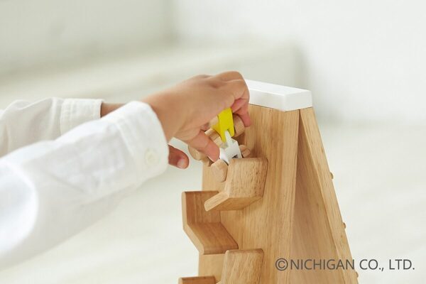 【リニューアルでさらに楽しく】子どもの好奇心と成長を応援する木のおもちゃ！五感を刺激する『ことことスロープⅡ』発売