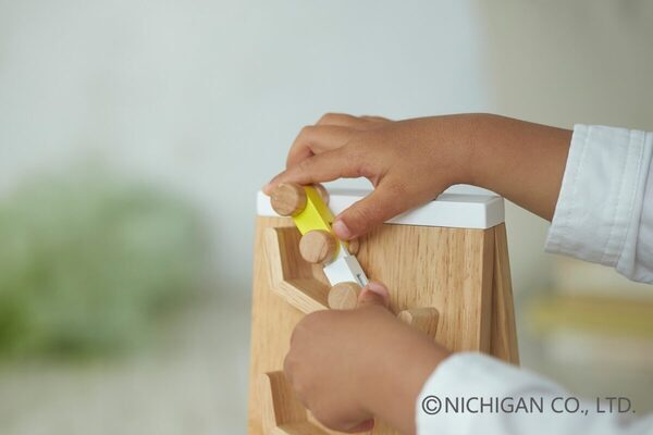 【リニューアルでさらに楽しく】子どもの好奇心と成長を応援する木のおもちゃ！五感を刺激する『ことことスロープⅡ』発売