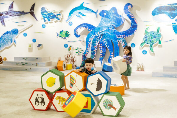 エリック・カールの世界で楽しく体を動かそう！ 二子玉川の室内あそび場にボール遊びと体力測定の新プログラムが登場