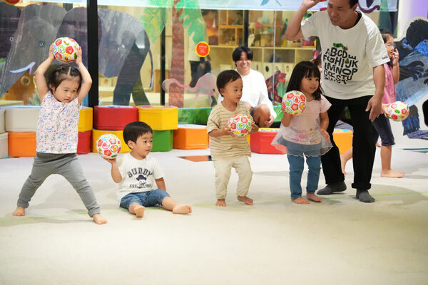 エリック・カールの世界で楽しく体を動かそう！ 二子玉川の室内あそび場にボール遊びと体力測定の新プログラムが登場