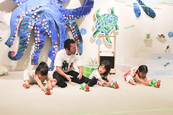 エリック・カールの世界で楽しく体を動かそう！ 二子玉川の室内あそび場にボール遊びと体力測定の新プログラムが登場