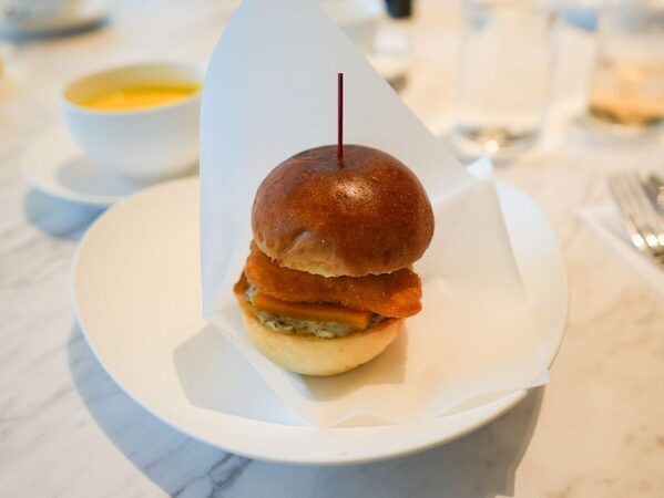 東京の高層ビルの間に干潟が出現！ ラグジュアリーホテルで新感覚の“干潟と食”の自由研究を体験してきた／親子レポ