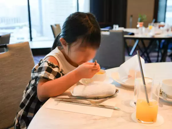 東京の高層ビルの間に干潟が出現！ ラグジュアリーホテルで新感覚の“干潟と食”の自由研究を体験してきた／親子レポ