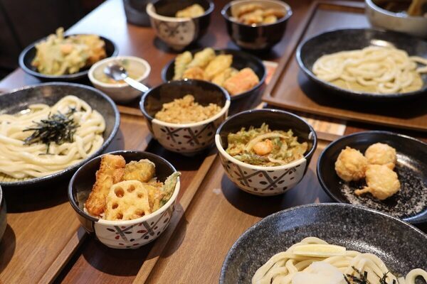【小学生半額、未就学児は無料！】武蔵野うどん×天ぷら×ごはん“全部食べ放題”！ 968円〜で楽しめる夢のうどん店オープン！