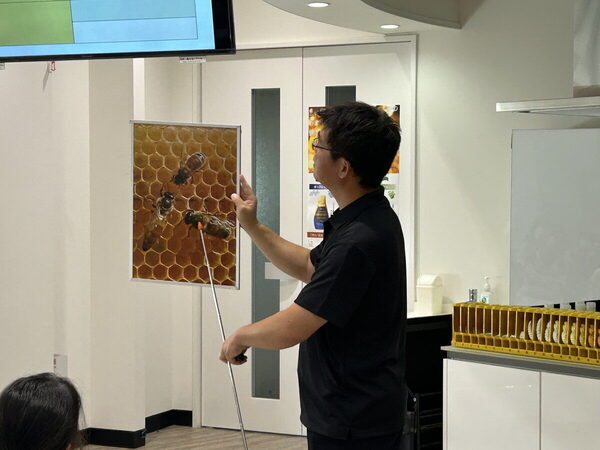 【無料で試食も♡】あま～いヒミツに息子もびっくり！「埼玉養蜂ハチミツ工場」に親子で潜入！