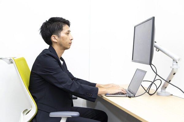 片道2キロの保育園まで電動自転車2台で送迎していた日々も今は懐かしい。夫婦偏りなく一男二女を育てる協力スタイルを聞きました！