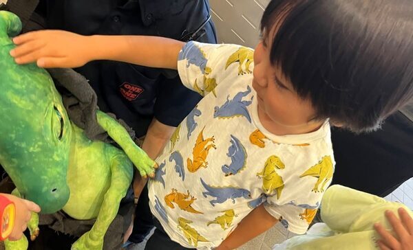 時代を超えて動く恐竜と「触れ合える」体験に4歳もドキドキ！ リアル恐竜ショー「恐竜パーク」親子レポ