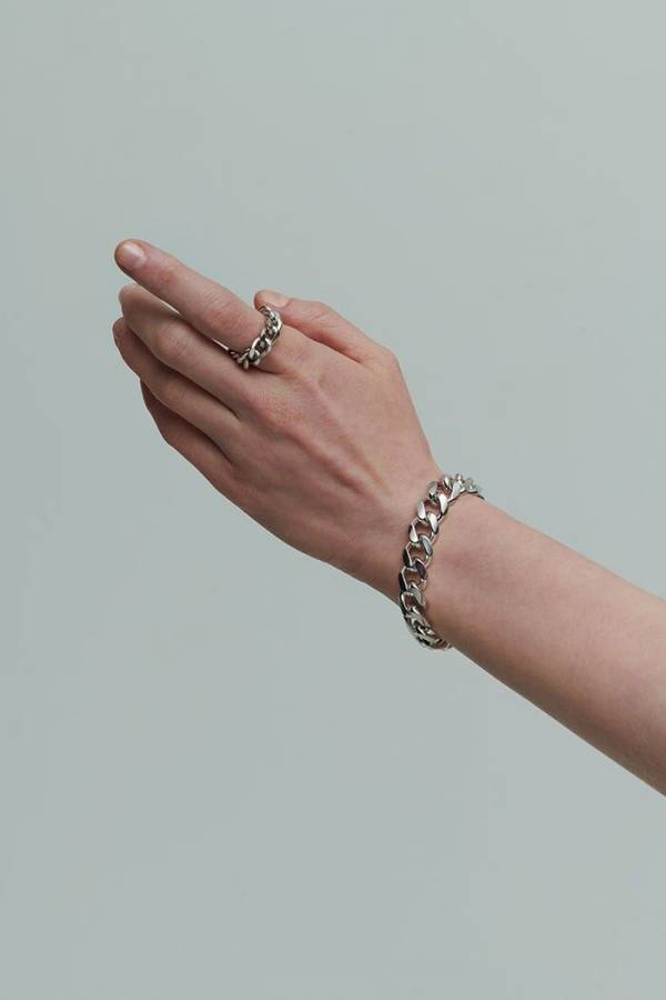 大人のためのトレンドアイテムが大豊作「今手に入れたい」洗練リング。指を美しく長く見せてくれるうれしい効果も…！