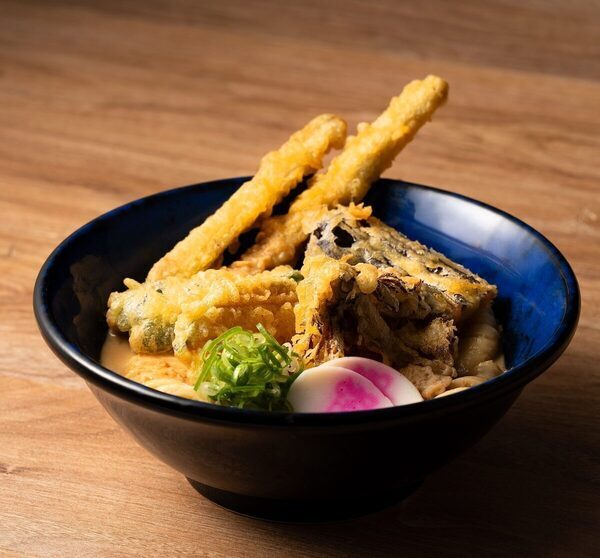 資さんうどんに史上初の新味登場！ 「ねぎどっさり酸辣湯うどん」「ごまだれ野菜天ぶっかけうどん」、どちらもおいしそう～！