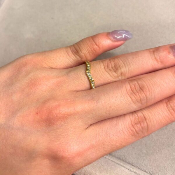 欠点をカバーしつつ美しく魅せる効果も…結婚指輪を華やかに格上げするエタニティリング4選