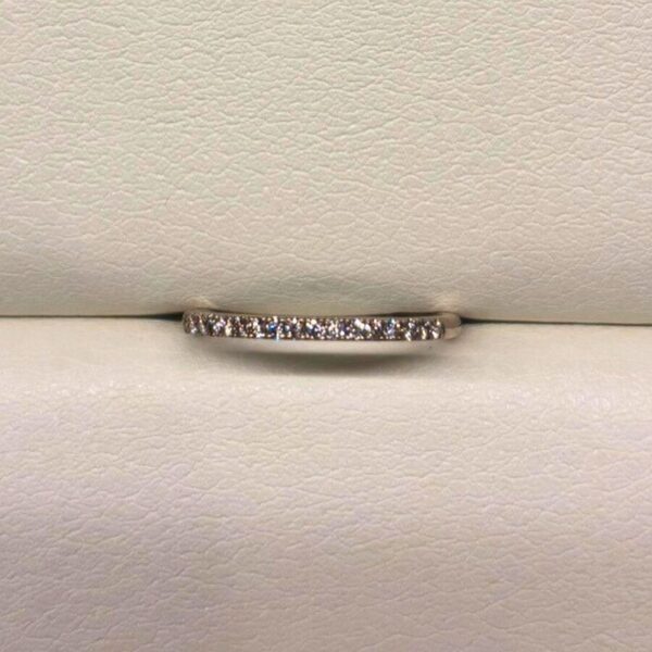 欠点をカバーしつつ美しく魅せる効果も…結婚指輪を華やかに格上げするエタニティリング4選