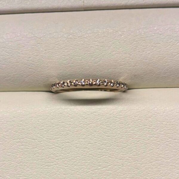 欠点をカバーしつつ美しく魅せる効果も…結婚指輪を華やかに格上げするエタニティリング4選