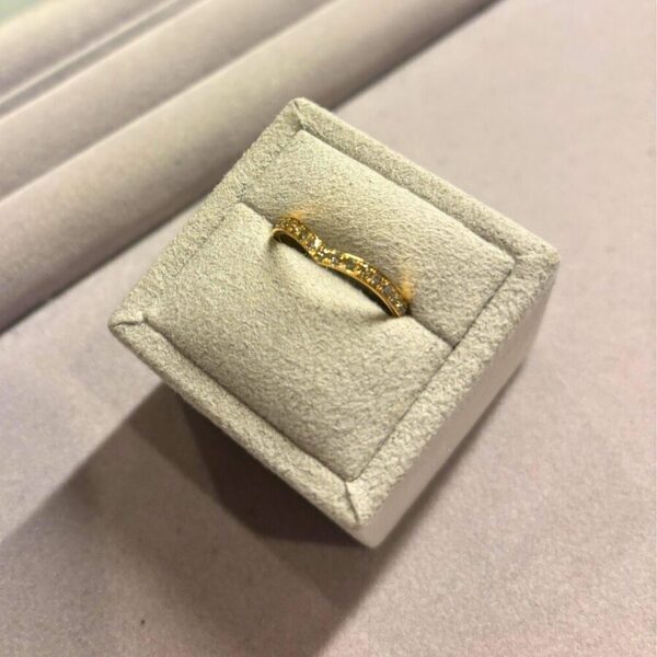 欠点をカバーしつつ美しく魅せる効果も…結婚指輪を華やかに格上げするエタニティリング4選