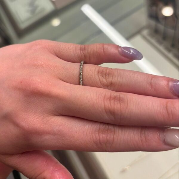 欠点をカバーしつつ美しく魅せる効果も…結婚指輪を華やかに格上げするエタニティリング4選