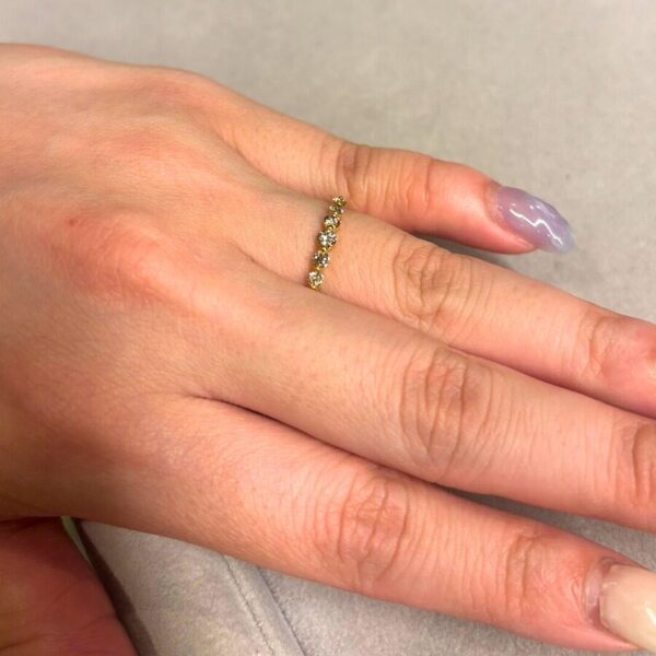 欠点をカバーしつつ美しく魅せる効果も…結婚指輪を華やかに格上げするエタニティリング4選